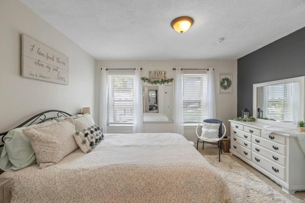 Rare City Home W/ Backyard Fire-Pit & Hottub Lancaster Ngoại thất bức ảnh